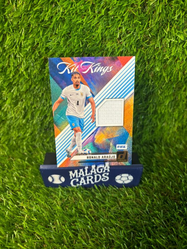 Ronald Araújo - Donruss Kit Kings 2024-2025 - Patch Uruguay - Imagen 3